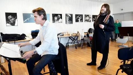TURNÉ. "Det blir tajt med mycket blås. Arrangörerna Håkan Broström och Johan Lindström har gjort sina tolkningar av mina låtar. Det är en helt ny ljudmatta. Mycket roligt", menar Ebbot Lundberg som börjar sin turné tillsammans med storbandet idag.