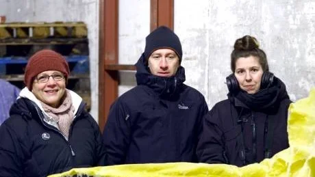 FÖRVÄNTANSFULLA. Pia Suonvieri, kultur- och turistutvecklare, Eric Mutel, konstnär, och Lisa Stenberg, kompositör, ser fram emot nyår på gränsen.