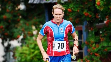 DISKAD. Storfavoriten Lena Turesson diskades i D21 efter att ha sprungit över tomtmark (se text nedan). Foto: Petra Isaksson