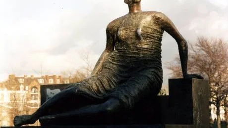 UTFÖRSÄLJNING. Konstälskare i England fruktar en utförsäljning av den offentliga konsten. De styrande i Londonstadsdelen Tower Hamlet bestämde sig i höstas för att sälja Henry Moores Draped seated women, Old Flo även kallad, i stället för att betala för underhåll, försäkring och säkerhet. Moore reade en gång ut skulpturen till staden vars styrande ville förbättra miljön för efterkrigstidens invånare. Old Flo blev en symbol för Östra London där tusentals människor dog under kriget. Protesterna är starka och en insamling pågår för att försöka rädda statyn.