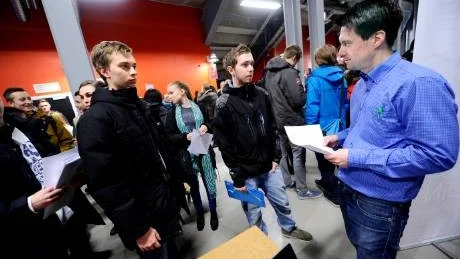 SÖKER JOBB. Johan Segerlund samtalar med Magnus Wallin om sommarjobb på Clas Ohlsson.