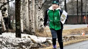 ORIENTERING. Elin Djurberg, 9, tävlade i klassen Öppen 1. Hon tyckte att det blöta underlaget gjorde det roligare.