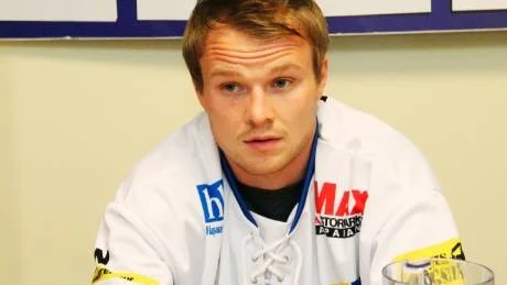 OFFICIELLT. Under gårdagen var Tero Määttälä på plats i Haparanda iklädd HT Bandys matchtröja.