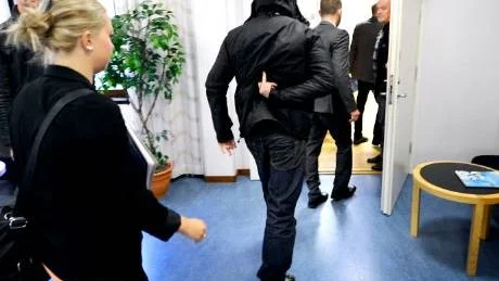 UTEBLEV. Den åtalade tillhör Hells Angels stödtrupp Red and white crew. Här är 24-åringen på väg in till rätten, åtalad för grov misshandel. Men det blev ingen rättegång på onsdagen, den misshandlade kom inte och orsaken till hans frånvaro är okänd.Foto: Andreas Wälitalo