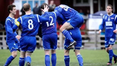 UPPFLYTTADE. Alviks herrar tog steget upp i division II. Men det är inte bara lycka i klubben på grund av framgången. Nu måste klubben skriva proffskontrakt med samtliga spelare och betala ut utbildningsbidrag. "Det är ett elände att gå upp i division II för en liten klubb som oss", säger Alviks ordförande Bengt  Nyström.