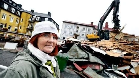 "SORG I HJÄRTAT". Annika Johansdotter följde och dokumenterade rivningen av sitt gamla hem. "Nu inser jag att det inte går att flytta tillbaka", säger hon.