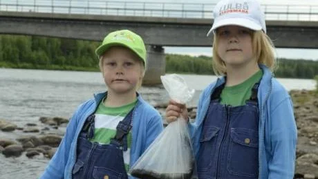 NYBÖRJARE. Bröderna Elwin och Edward Alatalo från Luleå, 5 respektive 7 år gamla, deltog också i Harrens Dag. De är både nybörjare i flugfiskesportens ädla konst