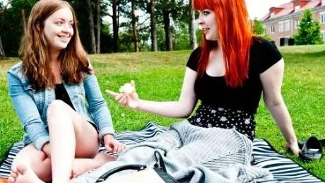 ÖVERGETT. Veronica Jansson och Jenny Hjelm, båda 21, har stannat hemma från Luleåkalaset de senaste åren. Det är för dyrt utan något att hämta, menar de.