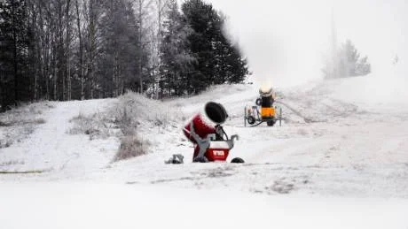 SNÖKANONER. Hade inte snökanonerna varit igång hade det fortfarande lyst grönt i Ormbergsbacken.