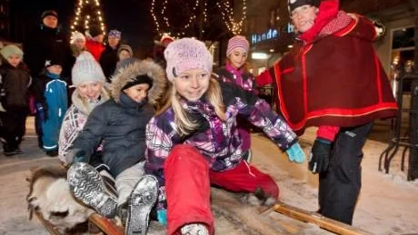 KUL AVSLUTNING. För Lotta van der Geer, Emilia Johansson, Annika van der Geer och Ronja Johansson var slädturen som Inge Gerds Rokkas ren Rudolf bjöd på en av höjdpunkterna under skyltsöndag.