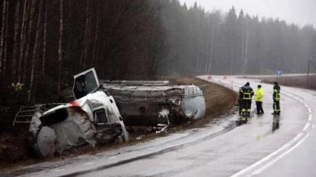 FARLIGT GODS. Tankbilen som välte vid olyckan på E 10 var lastad med ammoniumnitrat. I kontakt med bland annat diesel och olja kan det explodera och bli livsfarligt.