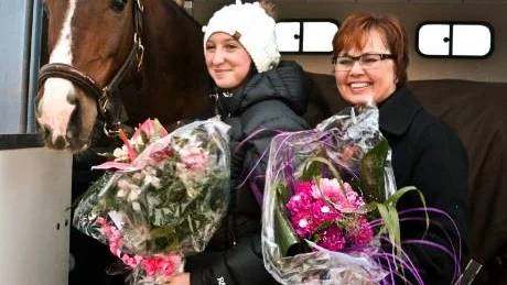 SILVERMEDALJÖR. Denise Johansson, 16, Gällivare, grattades till silvermedaljen av bland andra kommunstyrelsens vice ordförande Birgitta Johansson.