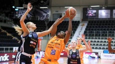 KAMP. Irina Mihailova försvarar mot sin föregångare, Lykendra Johnson, som numera spelar i Norrköping.