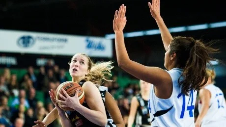 Stark. Ellen Nyström hade en bra kväll. 20 poäng, tio returer och tre assist blev facit för 19-åringen. Foto: Simon Eliasson