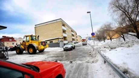 POLISVITTNE. Miljöbrottet ägde inte bara rum på lagens långa arms bakgård utan även mitt framför ögonen på en polispatrull - men utan åtgärd.