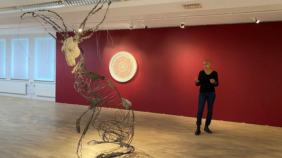 Camilla Akraka med sin skulptur "Haren".