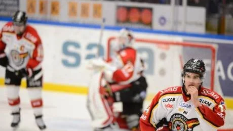 BESVIKEN. Karl Fabricius var inte nöjd med hur han själv och lagkamraterna agerade under matchens första 20 minuter.