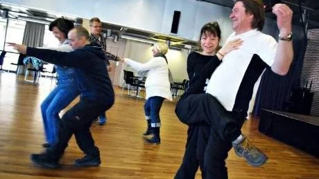 KLACKARNA I TAKET. Mikael Strid (t.v.) och Andrea Schalk (t.h.) sätter ihop en dansföreställning med många olika dansföreningar tillsammans som visas på festivalen. Det har de tidigare gjort i Gällivare i föreställningen Jiellivárre Vettu.