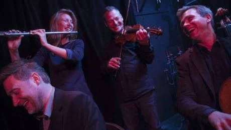 MUSIKGLÄDJE. Mårten Landström, Sara Hammarström,         George Kentros och Mats Olofsson har gruppen Pärlor för svin tillsammans sedan 15 år tillbaka. Sin nya cd släppte de i New York för ett par månader          sedan.