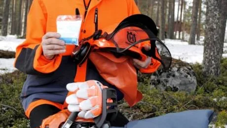 VIKTIGT. Anders Riström poängterar vikten av att ha rätt utrustning vid skogsarbete.  Första förbandet  glöms bort.