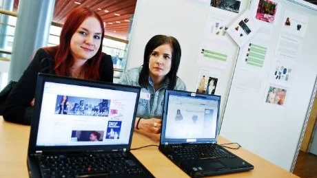 BLOGGARE. Moa Enbuske och Hanna Oja har studerat bloggfenomenet. "Det har blivit väldigt stort, speciellt bland tjejer i vår ålder. De största bloggarna har blivit kändisar", säger Moa Enbuske.