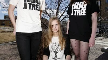 EGEN DESIGN. Sofia Alm Stävlid, Linda Storvall och Jonna Nordström säljer ekologiska t-shirts med tryck som de själva designat genom företaget Green Gifts UF.