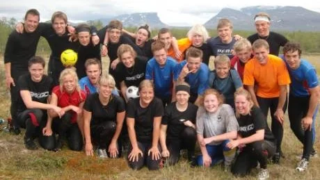 TUFFT. Bilden är tagen efter ett intervallpass i myren med Lapporten i bakgrunden. Övreraden från vänster: Mikael Norberg Piteå Elit, Adrian Bergström Piteå Elit, Karl Edenroth Strömnäs GIF, Martin Bergström SGIF, Niklas Niska Pajala IF, Martin Norberg Malmbergets AIF, Joakim Lundqvist MAIF, Anton Olofsson MAIF, Johan Westerlund Piteå Elit. Mittenraden från vänster: Sofia Henriksson Storfors SK, Emma Sjölander SGIF, Fredrik Pajala SGIF, Erik Axelsson SGIF, Gustav Johansson Luleå Gjutaren, Mikael Edström SGIF, Jesper Boman SGIF, Jonas Pettersson SGIF, Henrik Öberg SGIF, Maxin Muraskim Bodens SK. Nedre raden från vänster: Maria Sundström SGIF, Linnea Törngren Luleå Gjutaren, Helena Lundqvist Kalix SK, Petra Holmbom Sävast Skiteam, Josefin Spett Luleå Gjutaren.Saknas på bilden Elin Nilsson Älvsby IF, Sofie Eriksson MAIF. Foto: Sven-Erik Pajala