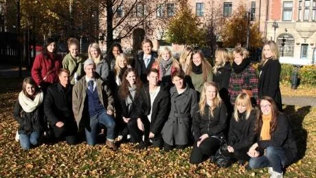 ELEVER MED UTOPIER. Här är de elever (två saknas på bilden) som jobbat fram en bild av hur vår värld ser ut och fungerar om 200 år. Övre raden från vänster: Katja Pekka, Sara Åström, Sandra Öhrvall, My Eriksson, Stina Paulsson, Henrik Persson, Josefin Rydström, Maria Boström, Tilda Henriksson, Fanny Vesterberg, Lovisa Kobylak Berglund och Cecilia Åman. Nedre raden: Mikaela Edman, Victor Åström, Gustav Sandberg, Linnea Lantz, Andreas Lindström, Pär Westman, Linn Hedlund, Clara Almevall och Erika Vestberg.