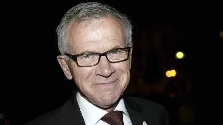 FÖRFATTARDEBUTANT. Den kända Luleåbo som enligt Kulturens hus debuterar som författare den 30 oktober            visade sig vara kommunal-rådet Karl Petersen. I självbiografin Da Capo säger han sig ägna 60 procent åt sitt politiska liv.  Foto: Roland S Lundström