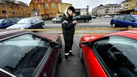 TRIVS SOM PARKERINGSVAKT. Marielle Vonkavaara, 32, trivs med servicejobbet som parkeringsvakt vid Polar Park i Luleå. Här                knappar hon in uppgifter i sin handterminal om en bilist i kvarteret Hunden mitt i Luleå centrum som placerat P-kvittot så att det inte syns när tiden går ut. FOTO: ANDREAS WÄLITALO