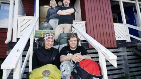 FÄRDIGPACKAT. Lina Skog och Tim Pettersson ska gå Fjällräven classic för första gången. Med sig har de Anki Skog och Kenth Strandberg som gjorde sin första tur förra året. Foto: Mattias Forsberg
