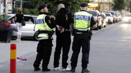 I HANDFÄNGSEL. En elitidrottare från länet omhändertogs under fredagskvällen på Luleåkalaset och fördes bort i handfängsel. Personerna på bilden har ingenting med händelsen att göra. "Definitivt inte bra", säger klubbens ordförande.