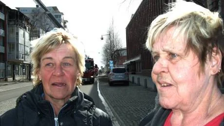 GRANNE. Eva Johansson till höger har sin balkong i danslutning till brandlägenheten. Men hennes och makens Åkes lägenhet klarade sig mirakulöst med bara lätt röklukt. Till vänster Ingegerd Videsand,syster, vars dotter Susanne arbetar i Teliahuset  mitt emot och som blev mycket orolig för sin mosters skull.