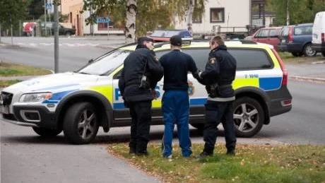 visiteras. Polisen visiterar den misstänkte narkotikapåverkade 17-åringen. Foto: Håkan Zerpe