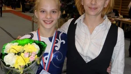 NÖJD. Julia Rumbutis fick ta emot tredjepriset av 80-talets stora sovjetiska gymnastikstjärna, Oksana Omelianchik, med både VM-guld och EM-guld på meritlistan.