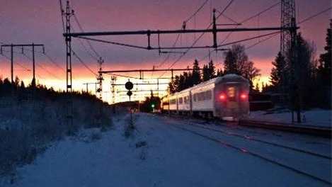 MÅNGA SENA TÅG. Längre mötesstationer kan minska störningarna i tågtafiken.