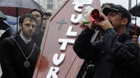 SLUTET FÖR KULTUREN? Operaanställda demonsterar utanför La Scala i Milano i Italien.