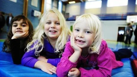 SJÖNG. Belen Sundvall, Evelina Grönberg och Jennifer Pettersson - en 6-årig trio från Mandaskolan som var med och sjöng på Barnens presskonferens i går.