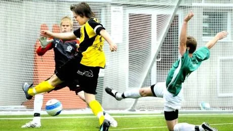HETT. Älvsbyns målvakt Markus Lundgren fick jobba hårt mot Heden, som var obesegrat innan mötet, men han lyckades hålla undan för Calle Mattssons gäng.
