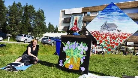 Konstnär i det gröna. Karin Lidström visade valda alster som hon hivat upp på båda sidor av planket. Blommor på ena sidan, välmarkerade kvinnobröst på den andra.
