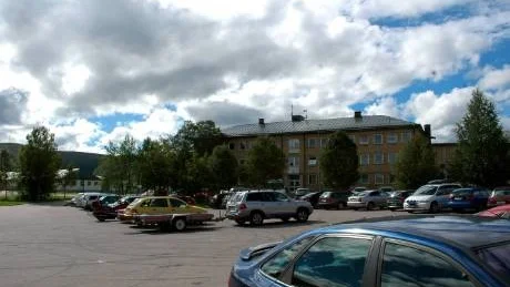 MILJÖBELASTAD TÄTORTSMILJÖ. Det stora parkeringsområdet i centrala Gällivare är ett av de områden där luftkvalitén troligen är sämre kvalité. Det måste nu mätas och redovisas till SMHI vilket troligen dröjer. Personalbrist i kommunen är en anledning. Foto: kenth Bergmark