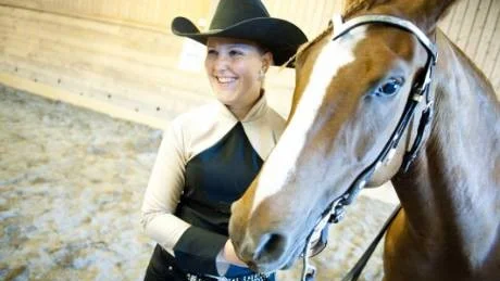 nöjd. Angelica Billsten från Piteå har deltagit på EM i westernridning men i helgen var det tävling hemma i Norrbotten och Råneå. Billsten vann och var mycket nöjd över sin insats. Foto: Olle Wande