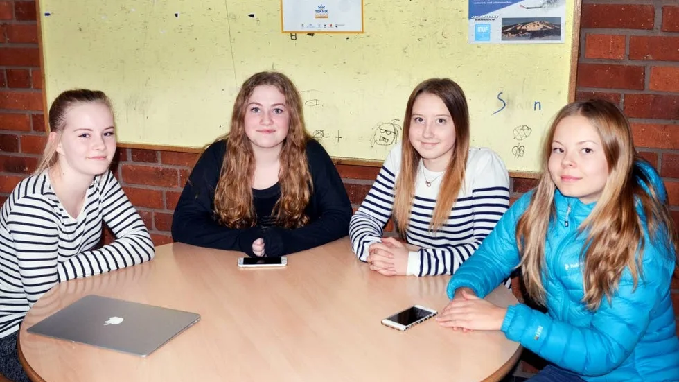 Fanny Strömberg, Ronja Englund, Olivia Lindqvist och Maja Bjöörn är tveksamma till nya mobilregeln på Manhemsskolan.
