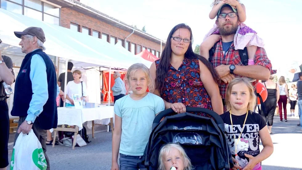 Marknadsbesökare. Emma och Magnus Björnfot besökte Matarengi Marknad tillsammans med sina barn