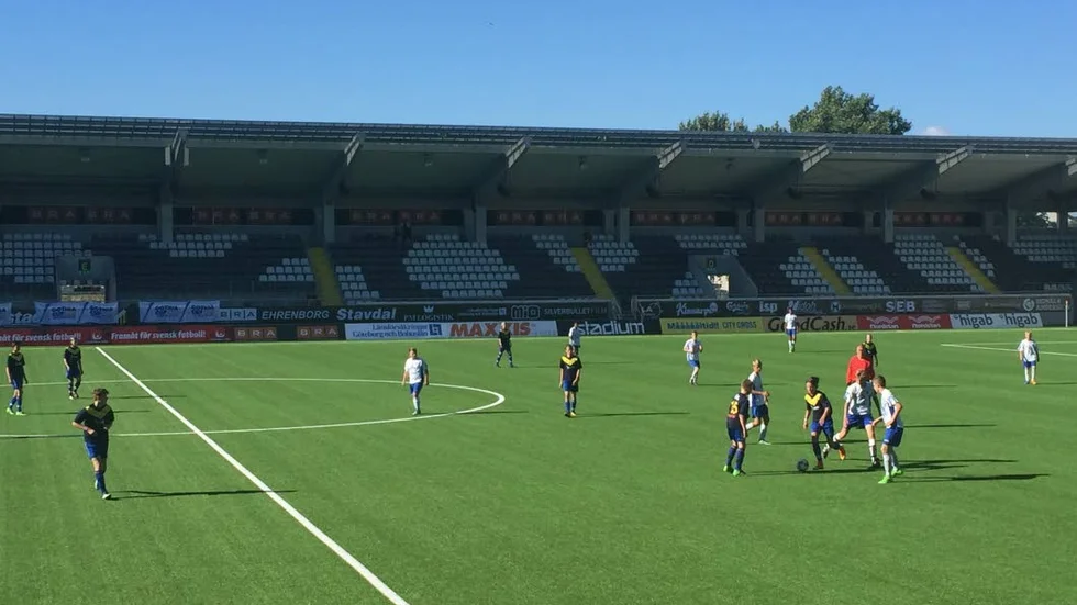 Bild från Lira BK:s match mot Sösdala IF på Bravida Arena. Lira i blått.