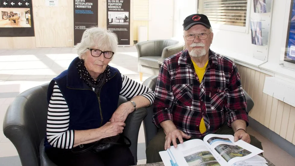 Intresserade. Edna och Harry Engström besökte Trafikverkets öppet hus i Sävast. De ville veta hur det blir med den gamla smedjan som de har på gården.