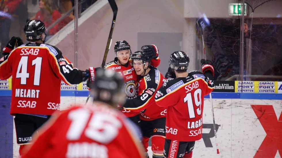 Johan Forsberg kramar om Toni Rajala som tack för assisten.