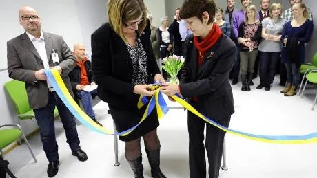 HÖGTIDLIG INVIGNING. Den nya läkarutbildningen invigdes på måndagen. I mitten syns Katrine                          Riklund Åström, vice dekanus för medinska fakulteten i Umeå. Till höger landstingsdirektören Elisabeth Holmgren. Till vänster utbildningschefen Kenneth Robarth.Foto: Roland S Lundström
