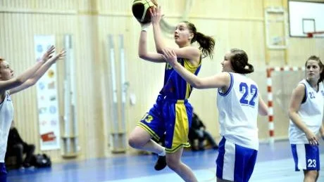 KOM LOSS. Efter en tight matchinledning lossnade spelet rejält för Cecilia Edströms Gammelstad, som till slut vann enkelt mot Emma Lundbergs (nummer 22) Brooklyn/Antnäs.