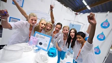 TOTALSEGRARE. Clean Solution UF bestående av Hanna Sannelind Carlsson, Lisa Ärleborg, Evelyn Lampinen, Dea Didic, Tove Johansson, Ida Höynälä och Simone Midbjer tog hem totalsegern på UF-mässan med sin innovativa avloppssil.